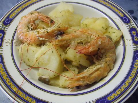 Patatas con langostinos